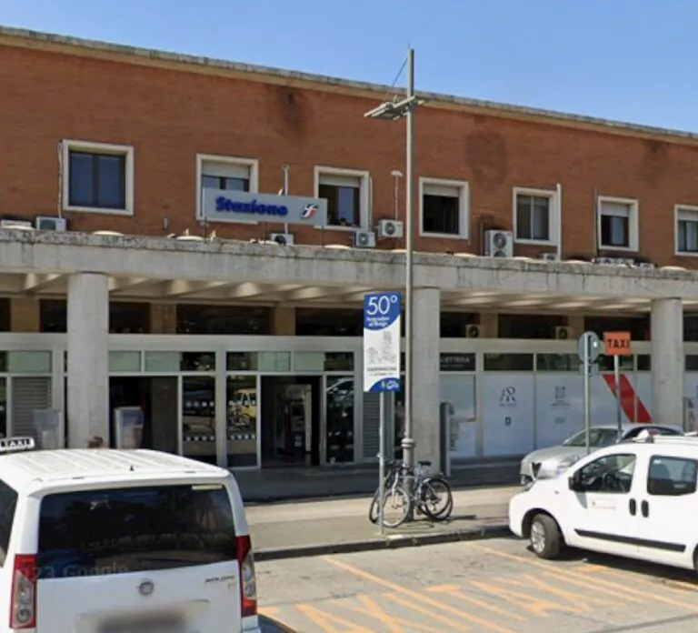 Studentessa aggredita nel sottopasso, choc alla stazione
