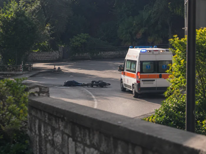 Si schianta a terra con la bici, portato in ospedale