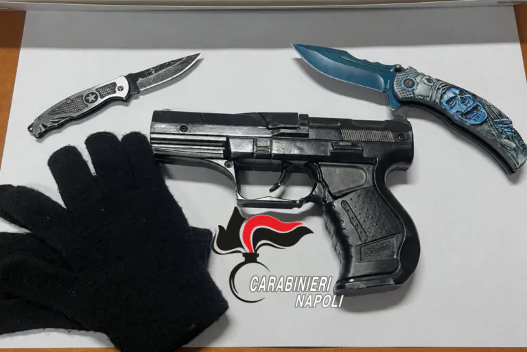 Fugge all’alt, trovato con pistola e due coltelli