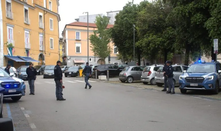 Lavoratori irregolari e cibo illegale, stangata sui locali: sequestrati pure i dolci