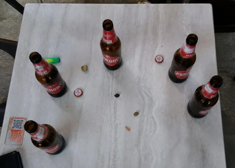 Ordinano birre per tutti, poi tentano la fuga: parapiglia al bar