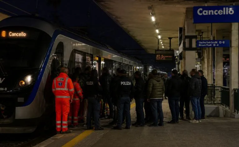 Giovane ubriaco tramortito da una botta in testa mentre è in treno