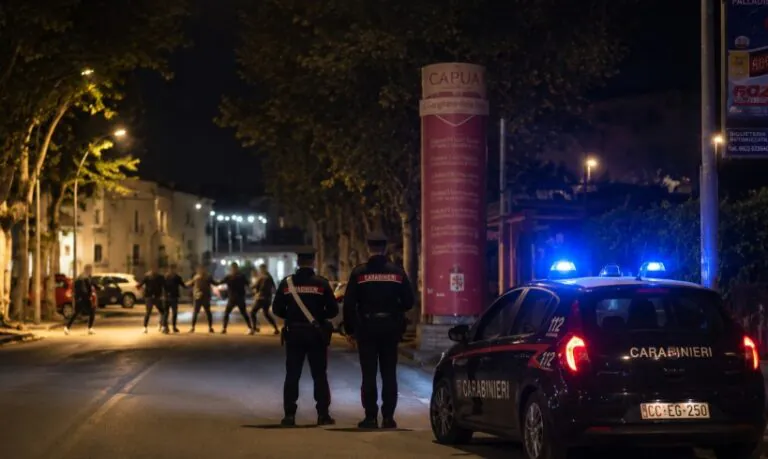 Scontro tra fazioni sfocia in maxi rissa, 7 nei guai dopo blitz dei militari