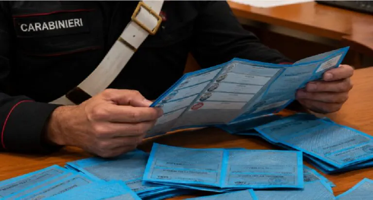 Tessere nello scooter: denunciato per corruzione elettorale