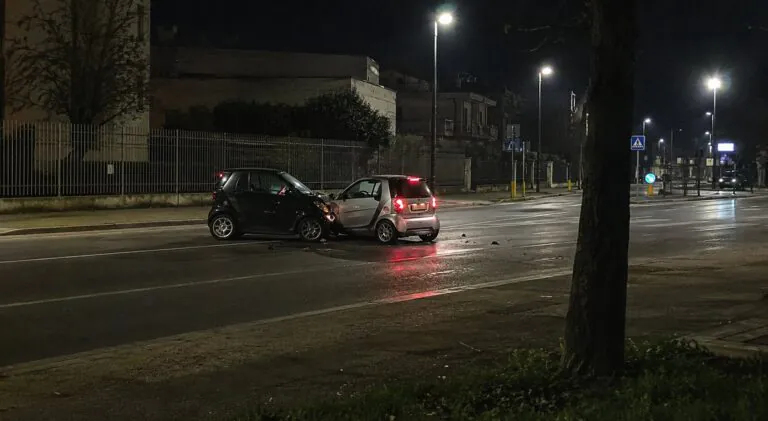 Ennesimo incidente tra auto nel solito punto, paura per i coinvolti