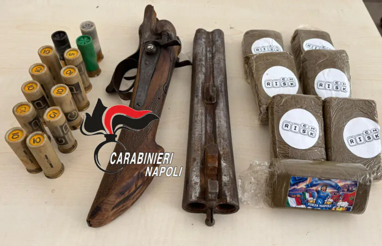 In casa hashish e un fucile a canne mozze