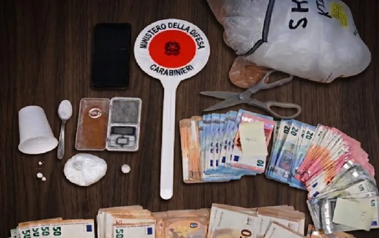 Coca e 7mila euro in casa, arrestata coppia