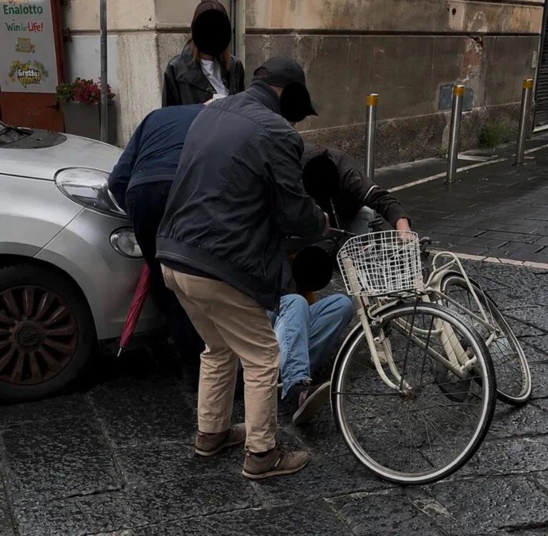 Anziano ciclista travolto all’incrocio tra via De Paolis e via De Felice