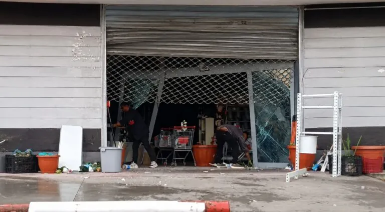 Colpo notturno al maxistore cinese sull’Appia, banditi in fuga col bottino