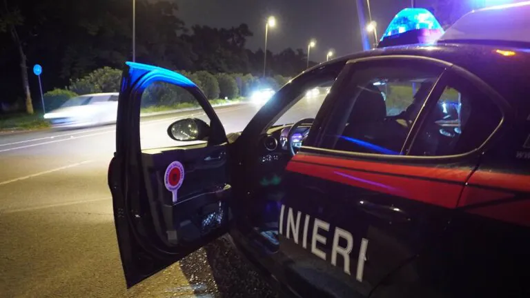 Sorpreso in un’auto da rubare, acciuffato dopo fuga