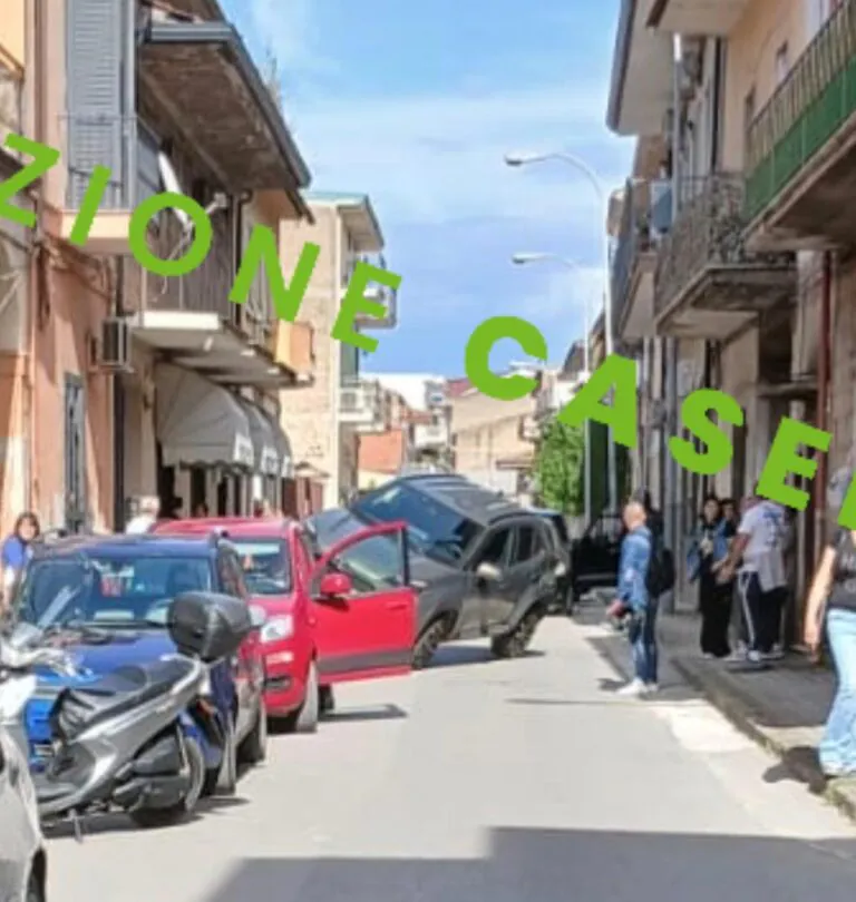 Paura nel quartiere: dopo impatto suv finisce sopra una vettura in sosta