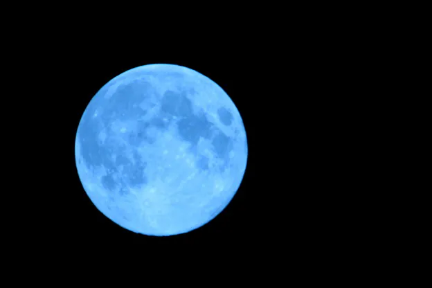 Dopo 2 anni e mezzo torna lo spettacolo della mini Luna blu: cos’è e quando vederla