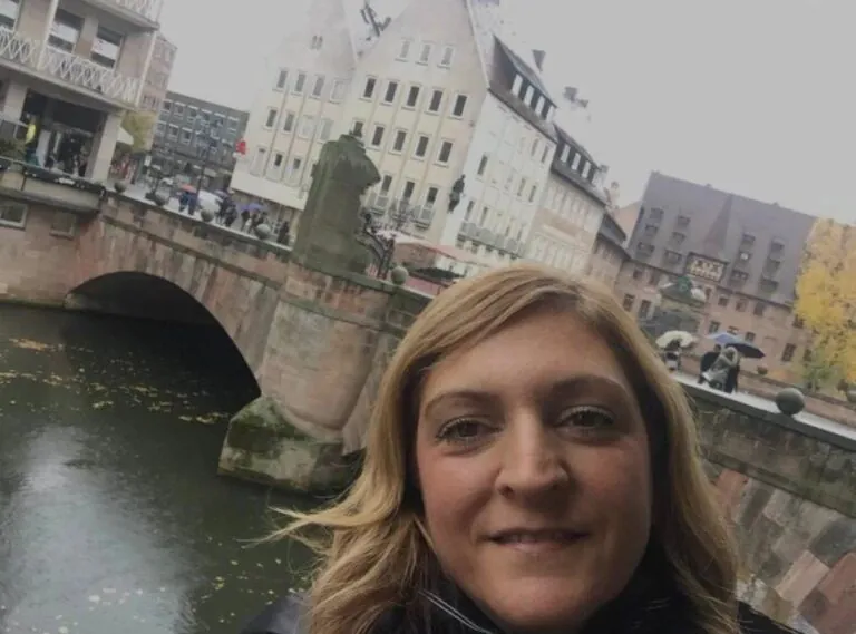 Stimata docente muore a 48 anni, tre comunità in lutto per Daniela