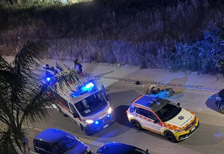 Prende un dosso e finisce a terra con lo scooter, centauro ferito