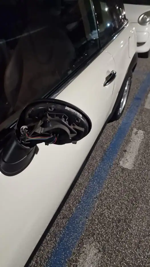 Assaltano e danneggiano auto, residenti esasperati