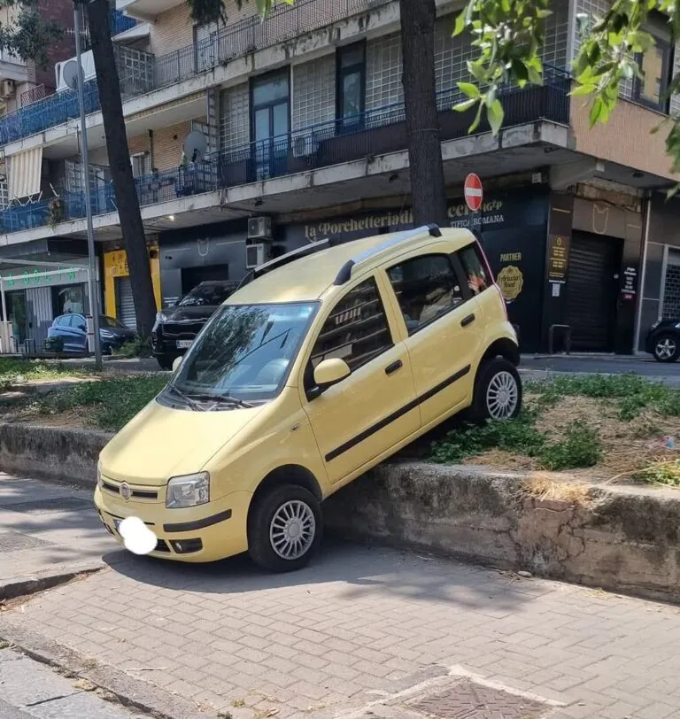 Auto in sosta scivola in avanti e finisce sul marciapiede