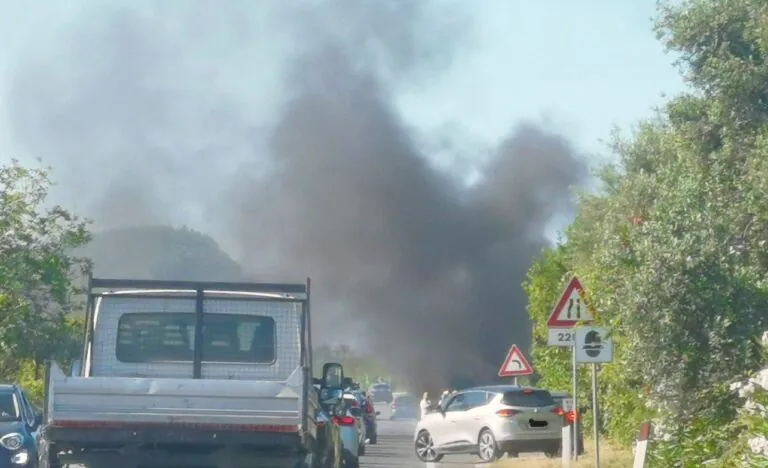 Veicolo a fuoco all’improvviso, paura e disagi sulla Statale
