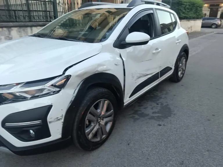 Prende in pieno un’auto con un uomo dentro e scappa. Caccia al pirata