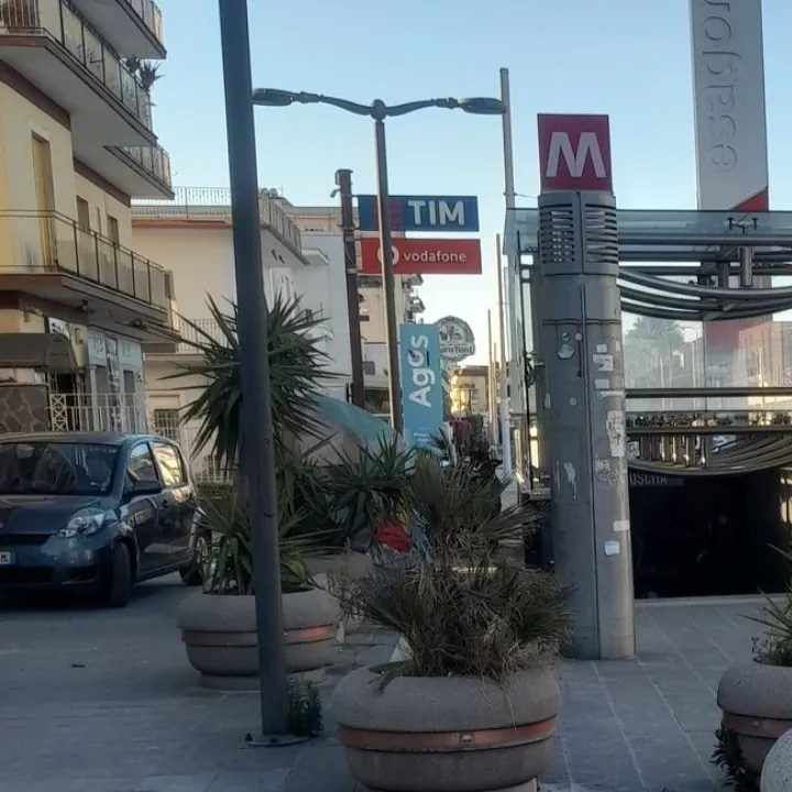 Aggredita nei pressi della metro, soccorsa da un residente
