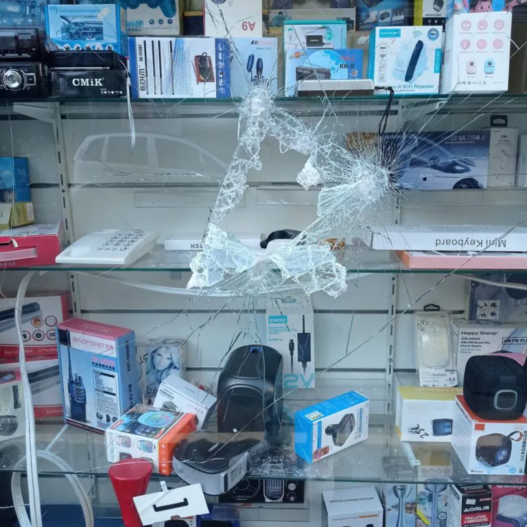 Banditi in azione in centro: lanciano oggetti contro vetrine dei negozi