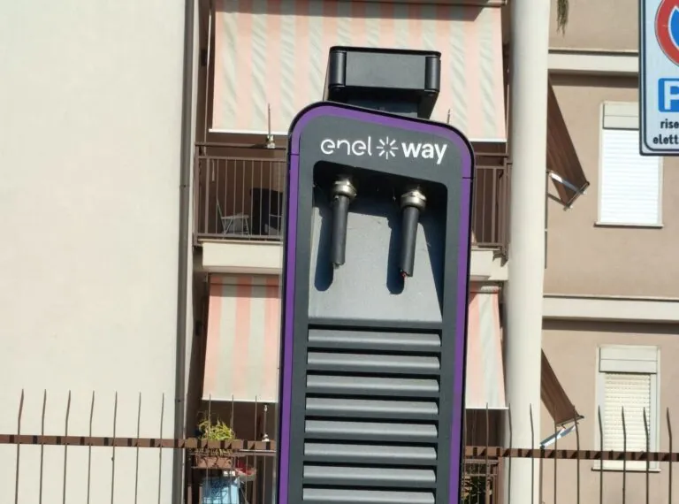 Ladri in azione in piazza, assaltate le colonnine elettriche