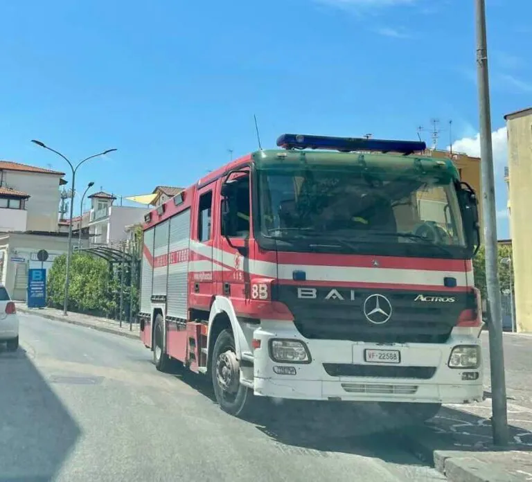 Fiamme nel distretto sanitario, struttura evacuata