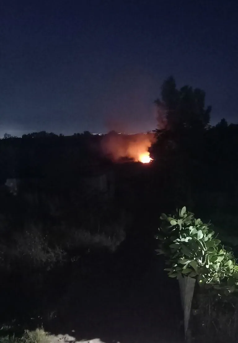 Rogo nei pressi di abitazioni, residenti costretti in casa dal fumo