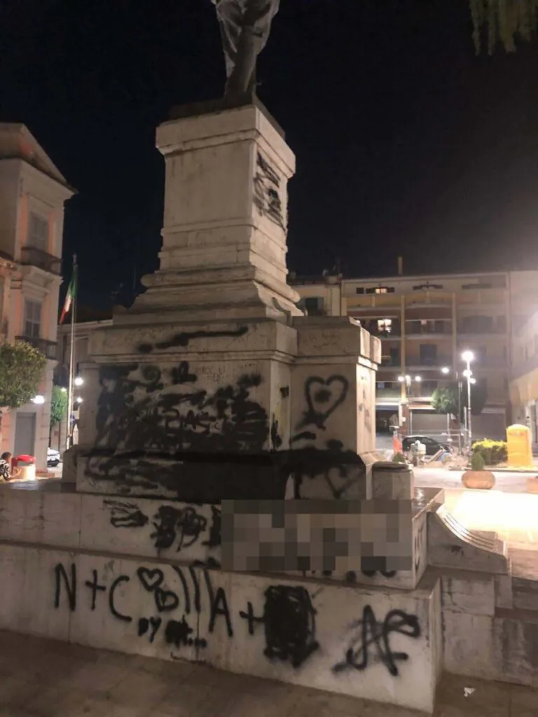 Raid vandalico in piazza: Monumento ai Caduti imbrattato e panchine distrutte