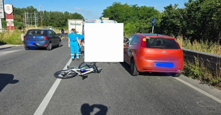 Brutto incidente sulla Statale, ciclista a terra