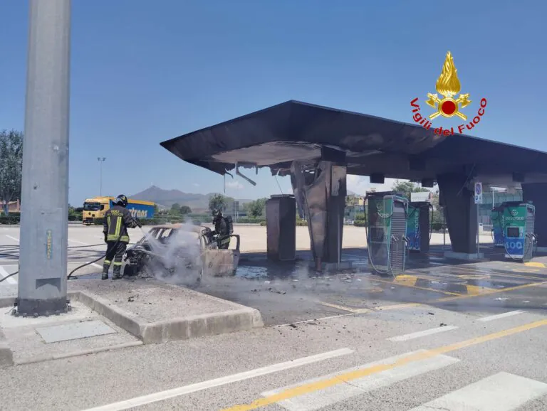 Auto prende fuoco, disastro nell’area di servizio