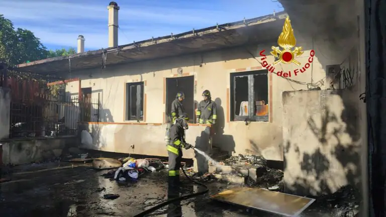 Scoppia incendio in casa, fiamme minacciano pure un alimentari