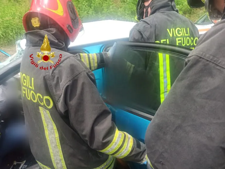 Impatto choc tra camion e auto sull’A1, 4 persone intrappolate tra cui un bimbo