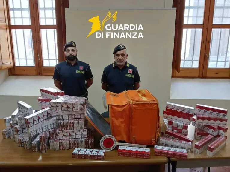 Corriere del food delivery fermato con 100 stecche di sigarette di contrabbando