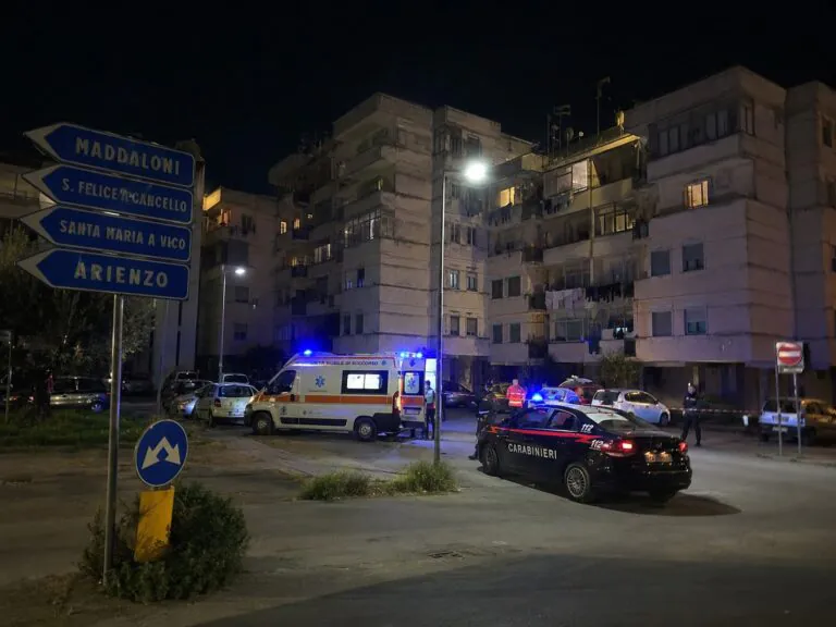 Terrore nella notte: una 28enne giù dal balcone alle palazzine popolari
