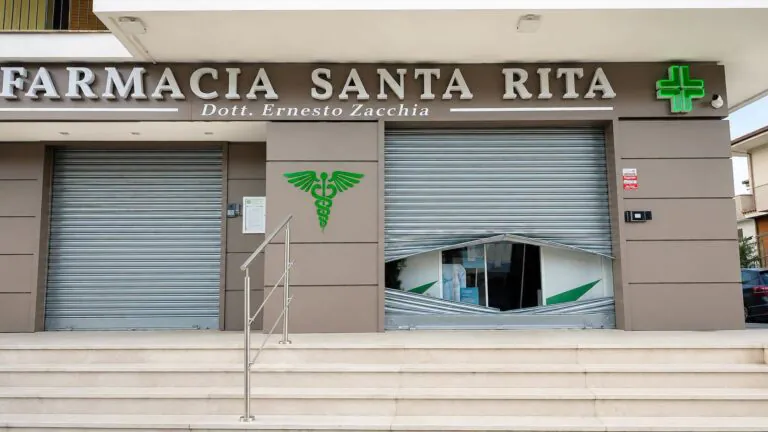 Assalto alla Farmacia: banditi sfondano la serranda, secondo furto in quattro mesi.