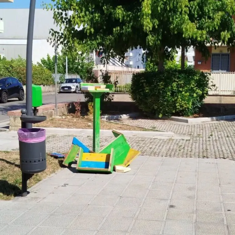 Vandalizzata la casetta del bookcrossing nella piazzetta