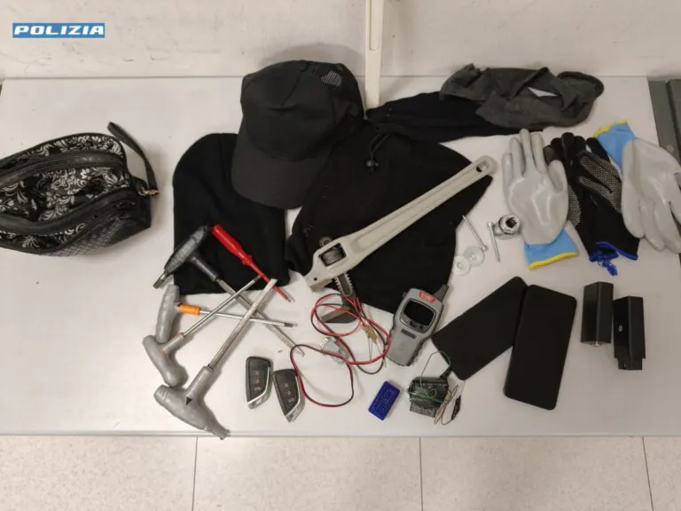 Arrestato dopo l’inseguimento, in auto kit per clonare chiavi elettroniche