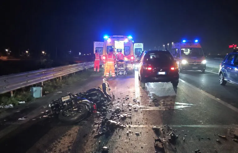 Brutto incidente alla rotonda, centauro 19enne resta a terra
