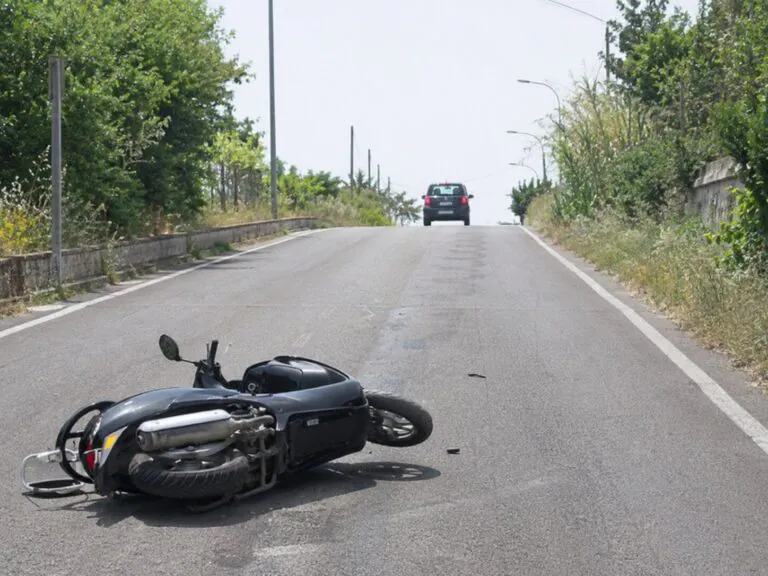 Travolge ragazza su uno scooter e scappa. È caccia al pirata