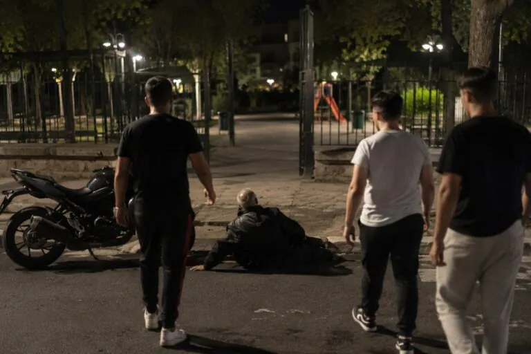 Accusa malore nei pressi della villa comunale, soccorso da gruppo di giovani
