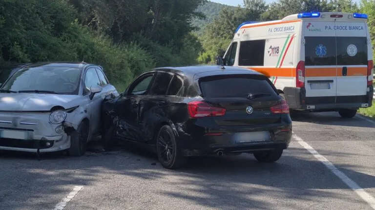 Scontro tra auto sulla Statale, 3 i feriti