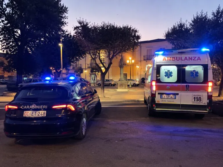 Lite in piazza, piombano carabinieri e ambulanza