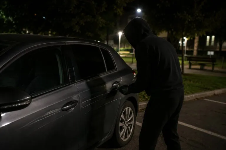 Irrompe nel parco condominiale e vandalizza auto