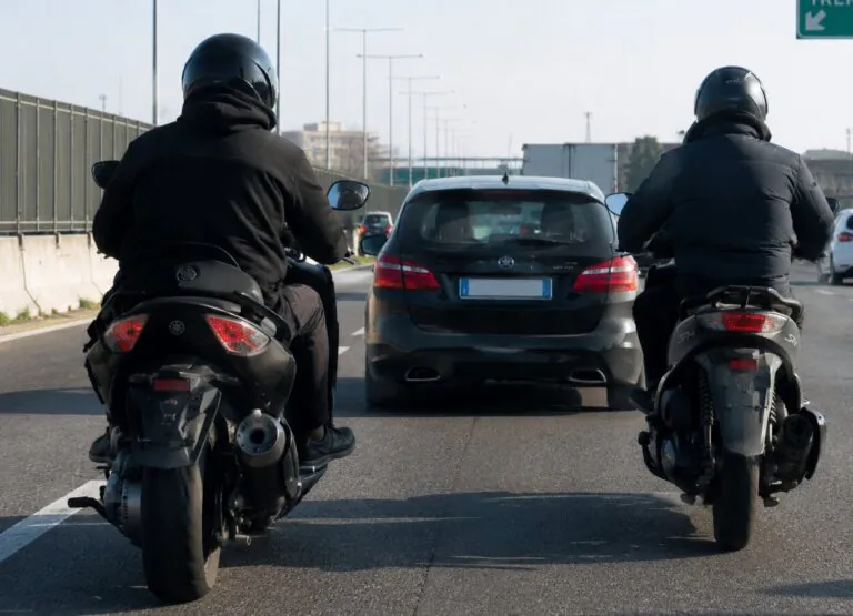 Su scooter senza targhe rapinano automobilisti: emergenza sull’Asse Mediano