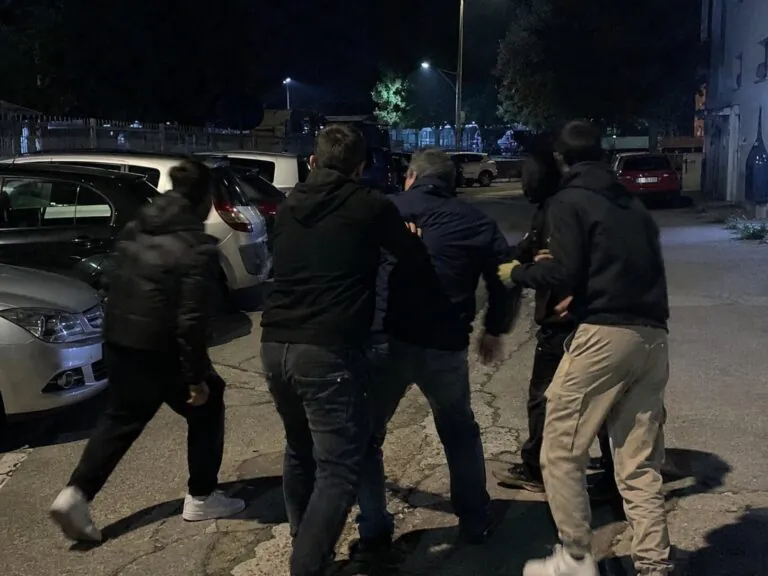 Cerca di proteggere il padre da una banda e lo accoltellano