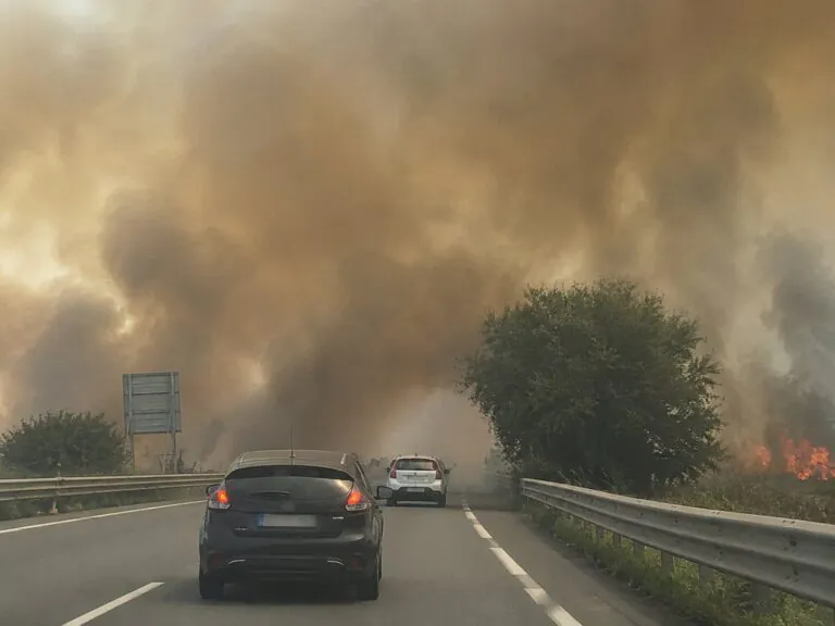 Rogo nei pressi della Statale, fumo invade la carreggiata. Disagi al traffico