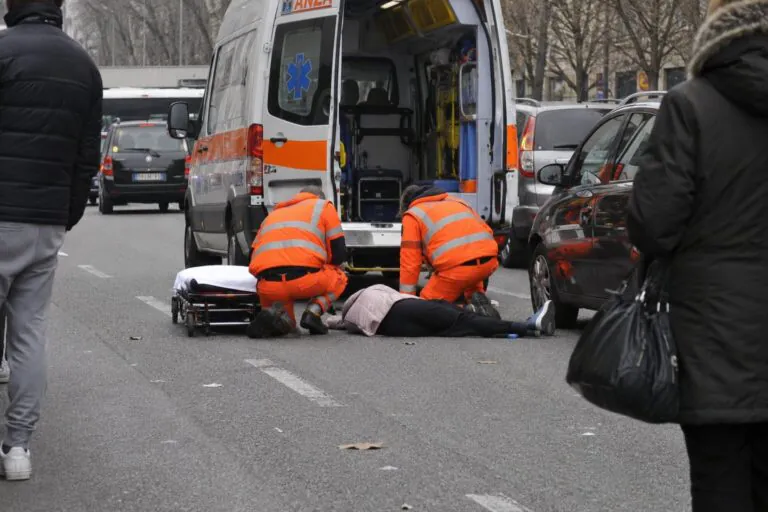 Donna finisce a terra sulla provinciale, arriva ambulanza