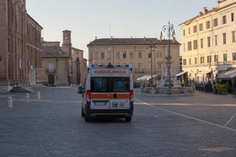 Tragedia in piazza, trovato uomo senza vita