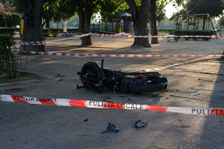 Moto piomba nel parco e travolge 2 bambini, uno finisce al Santobono