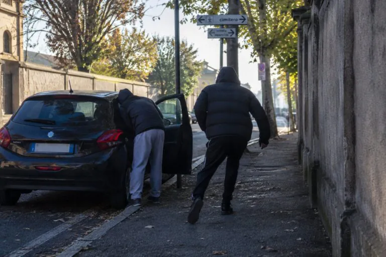 Va al cimitero e i ladri assaltano la sua auto